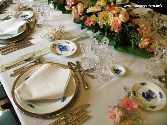 BANQUET HALL TABLE CLOTHES & NAPKINS