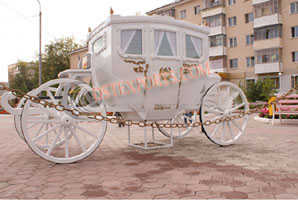 ROYAL FAMILY WHITE CARRIAGE